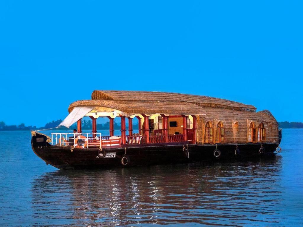 Aqua Castle Houseboat - by Aqua Jumbo Houseboats Hotel Alappuzha Bagian luar foto