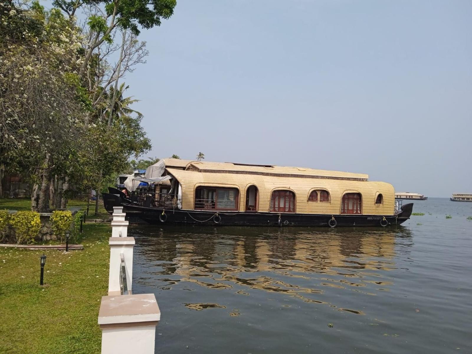 Aqua Castle Houseboat - by Aqua Jumbo Houseboats Hotel Alappuzha Bagian luar foto