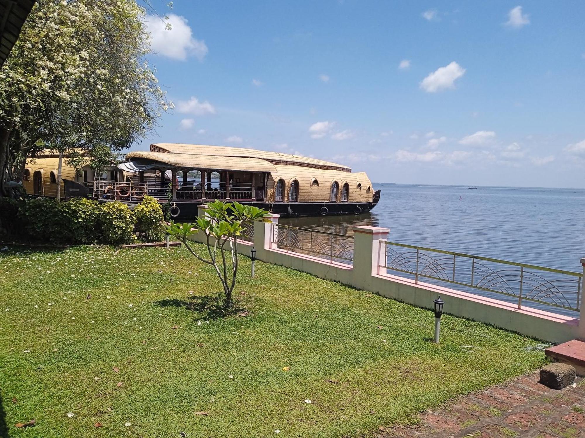 Aqua Castle Houseboat - by Aqua Jumbo Houseboats Hotel Alappuzha Bagian luar foto