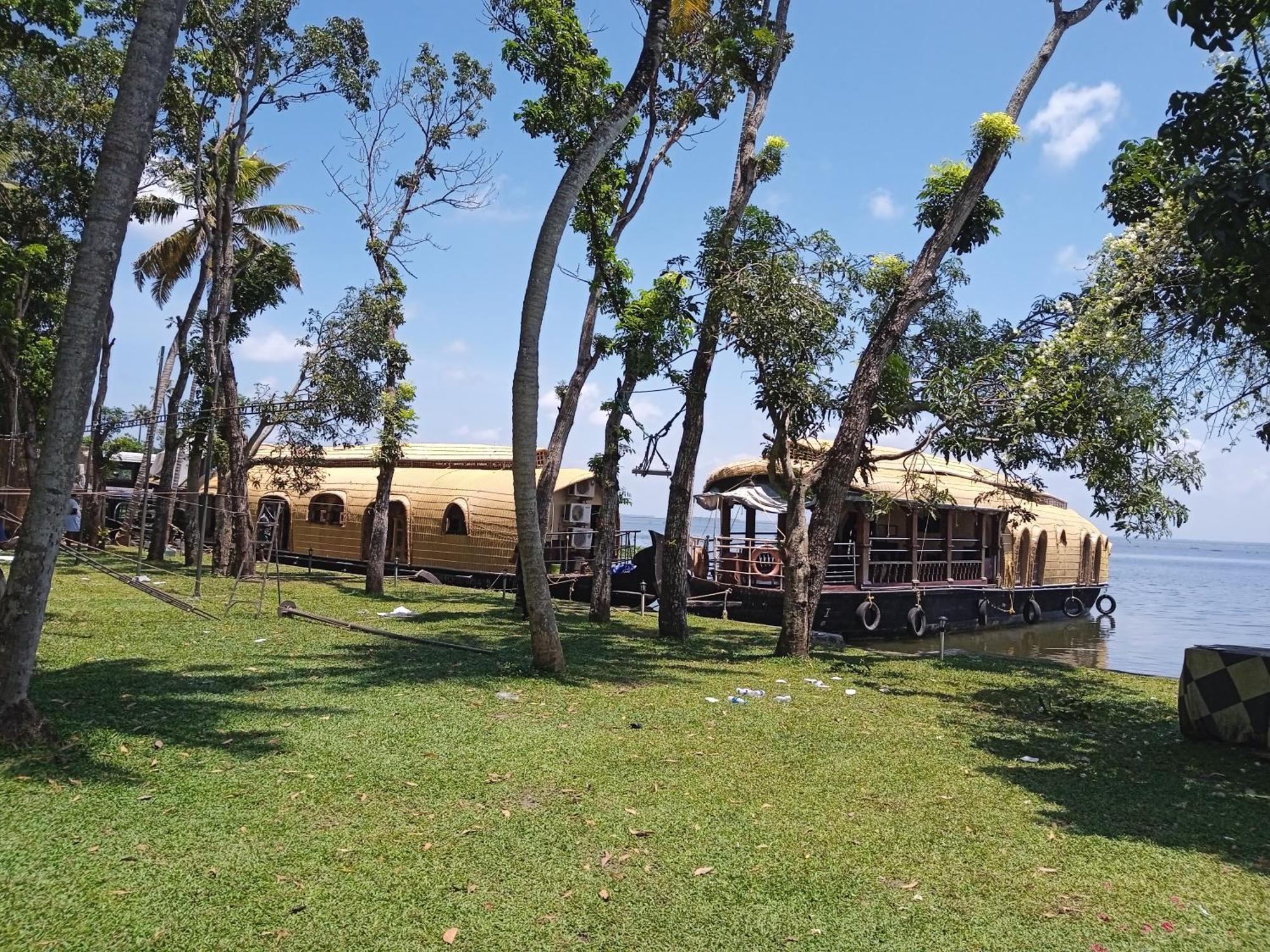 Aqua Castle Houseboat - by Aqua Jumbo Houseboats Hotel Alappuzha Bagian luar foto