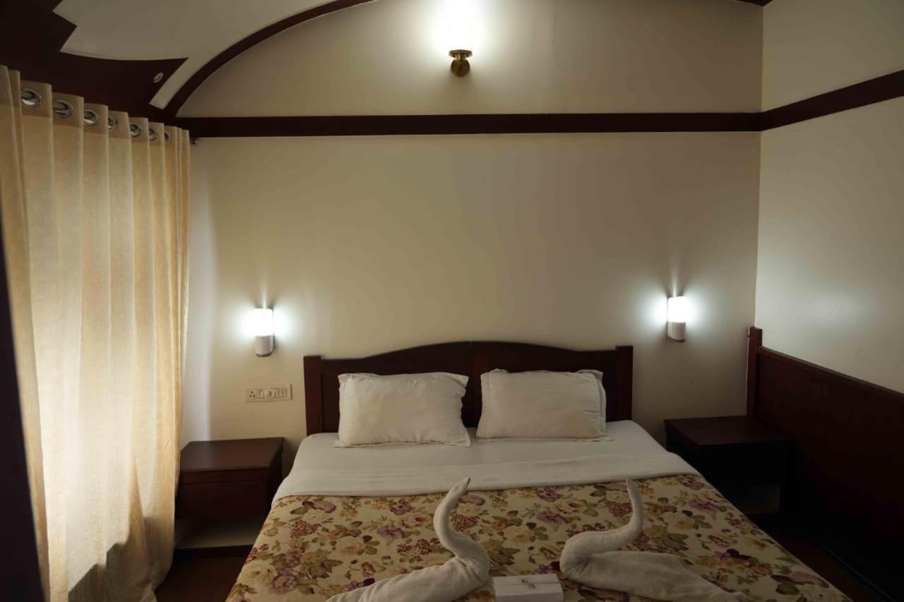 Aqua Castle Houseboat - by Aqua Jumbo Houseboats Hotel Alappuzha Bagian luar foto