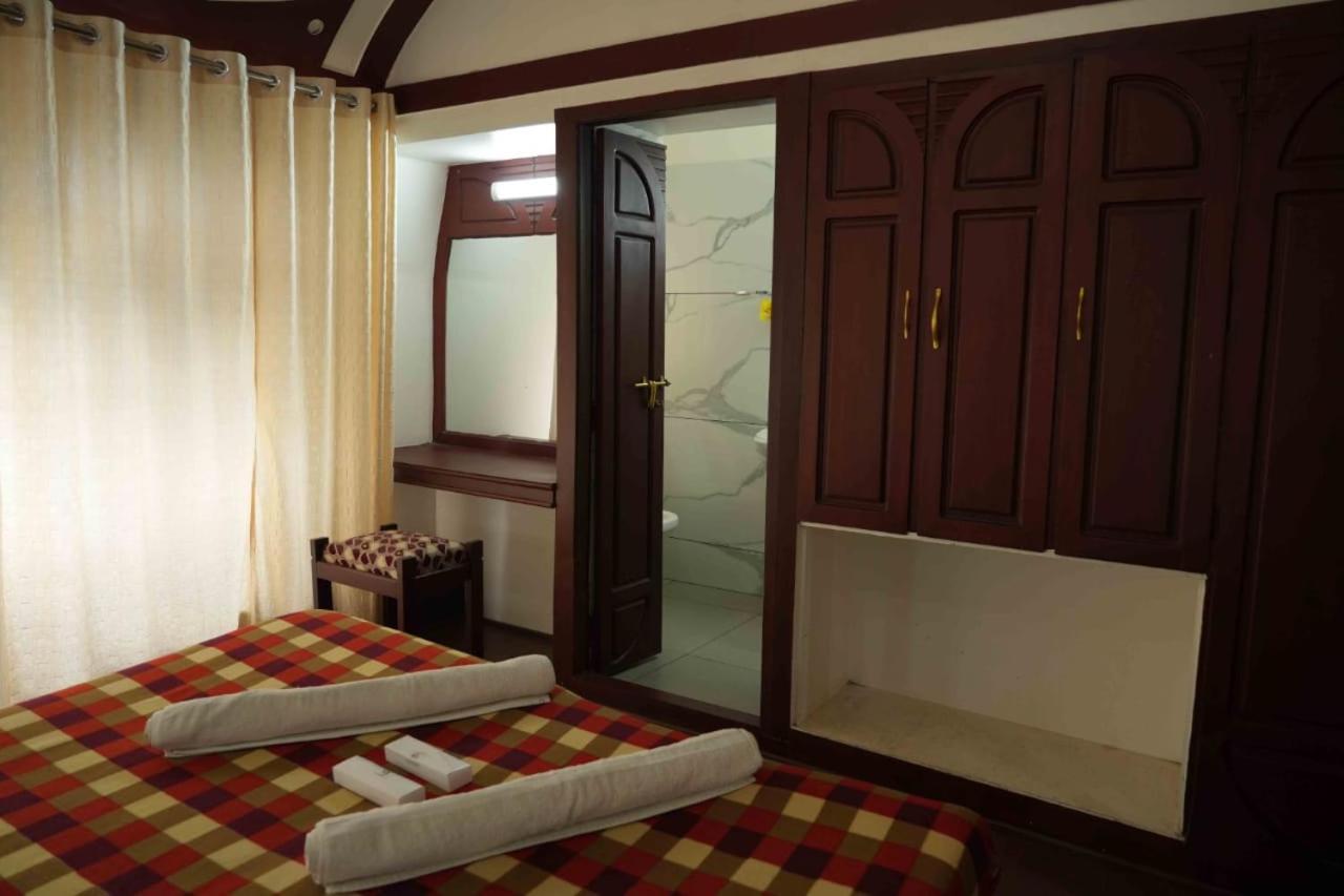 Aqua Castle Houseboat - by Aqua Jumbo Houseboats Hotel Alappuzha Bagian luar foto