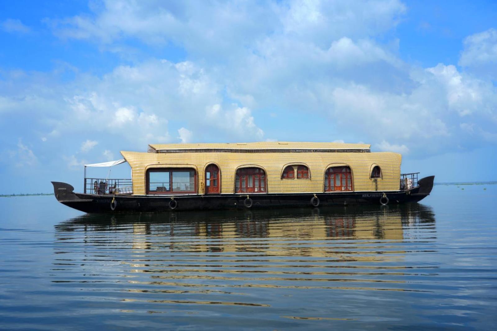 Aqua Castle Houseboat - by Aqua Jumbo Houseboats Hotel Alappuzha Bagian luar foto